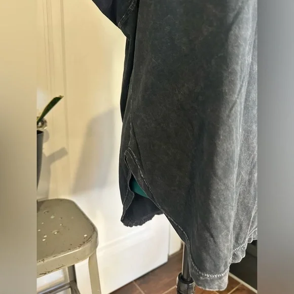 Rae Mode medium black/gray acid washed shirt - Picture 2 of 13